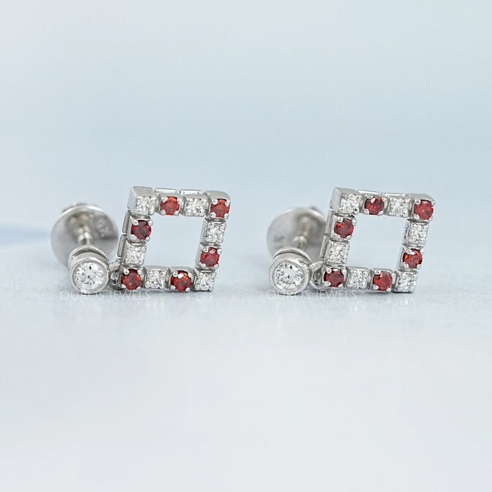 Boucles d'oreilles pendantes avec pierres précieuses en rubis rondes serties de lunette