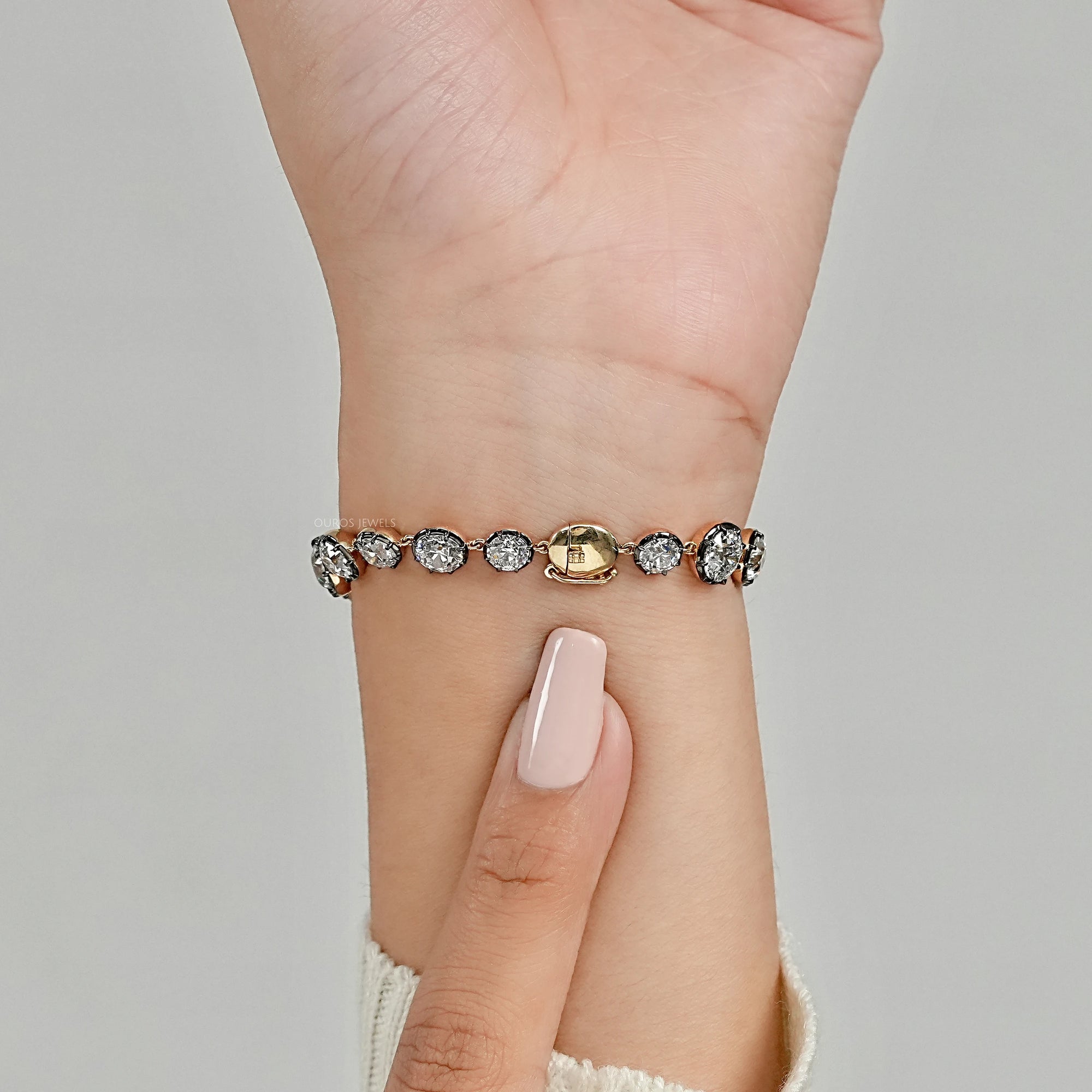 Bracelet européen ancien en diamants de laboratoire à taille ronde - avec revêtement noir