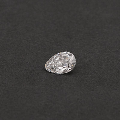 Diamant de laboratoire à taille poire d'une ancienne mine