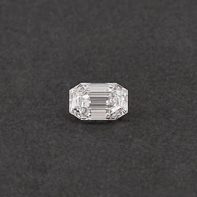 Diamant de laboratoire de forme émeraude à taille ancienne 