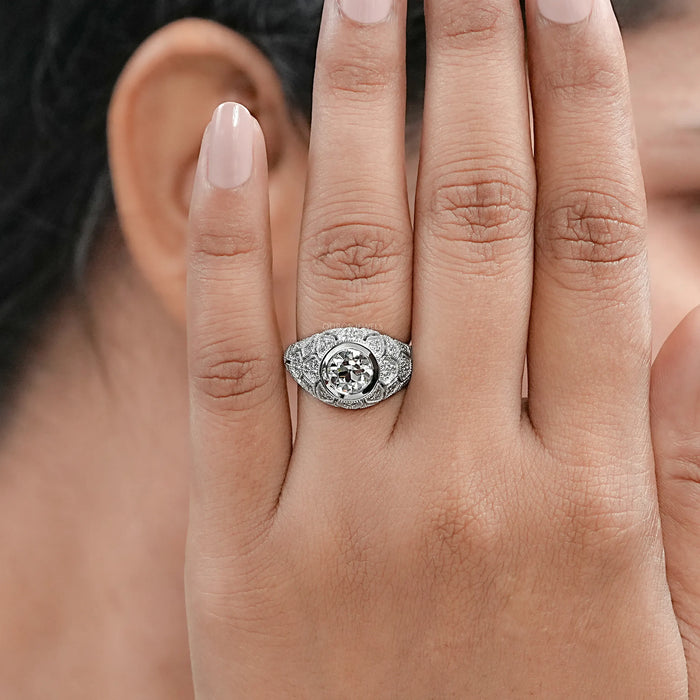 Bague ancienne européenne à taille ronde avec travail milgrain