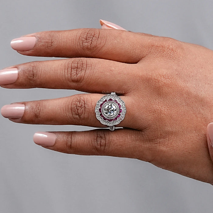 Bague en pierre précieuse en demi-lune à coupe ronde et halo rose de style européen ancien