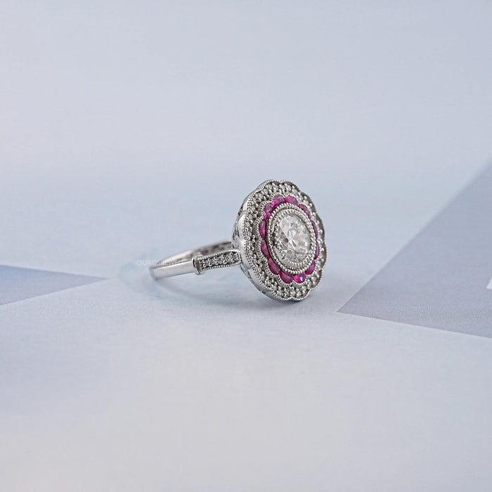 Bague en pierre précieuse en demi-lune à coupe ronde et halo rose de style européen ancien