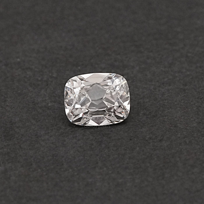 Diamant de laboratoire à taille coussin d'une ancienne mine