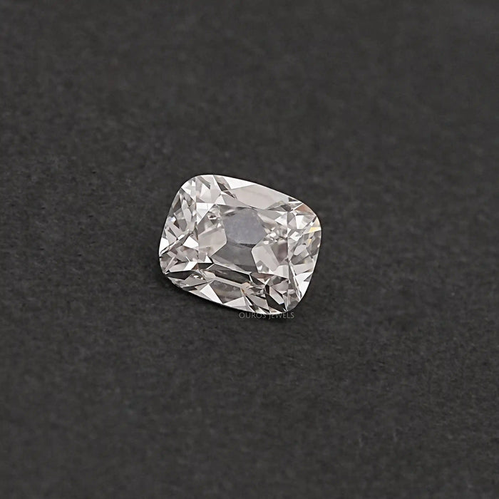 Diamant de laboratoire à taille coussin d'une ancienne mine