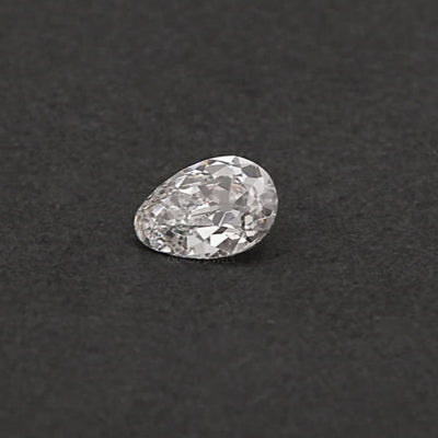 Diamant de laboratoire à taille poire d'une ancienne mine