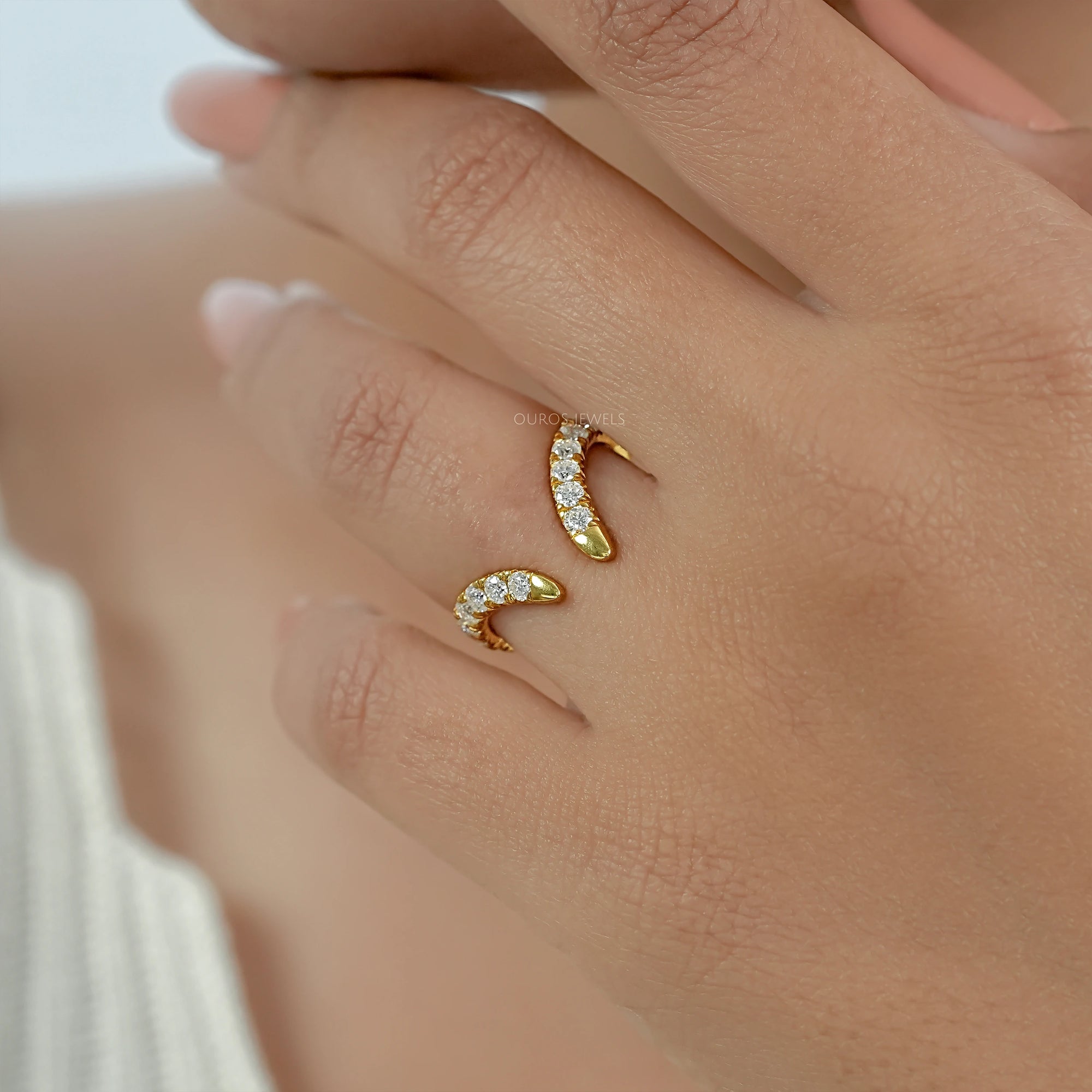 Alliance de mariage en forme de V avec diamants baguettes sertis en canaux