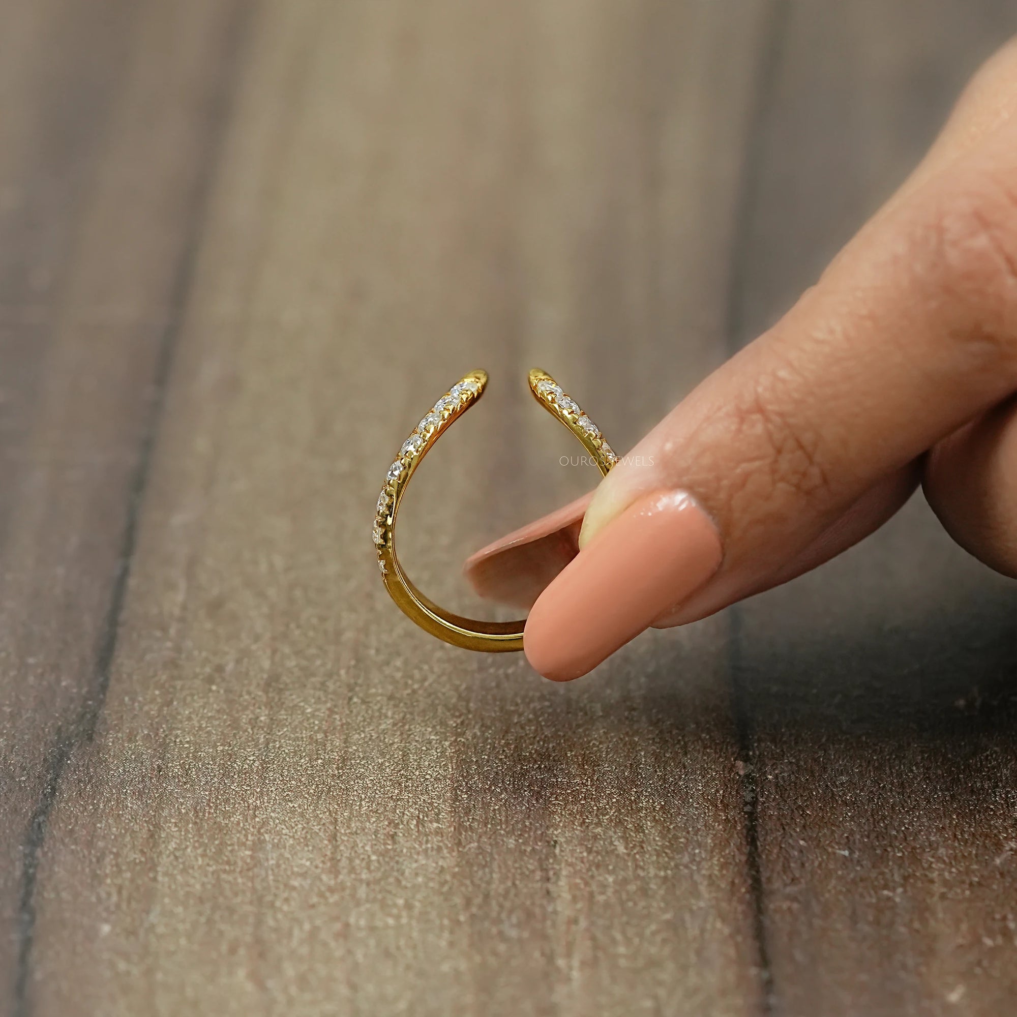 Alliance de mariage en forme de V avec diamants baguettes sertis en canaux