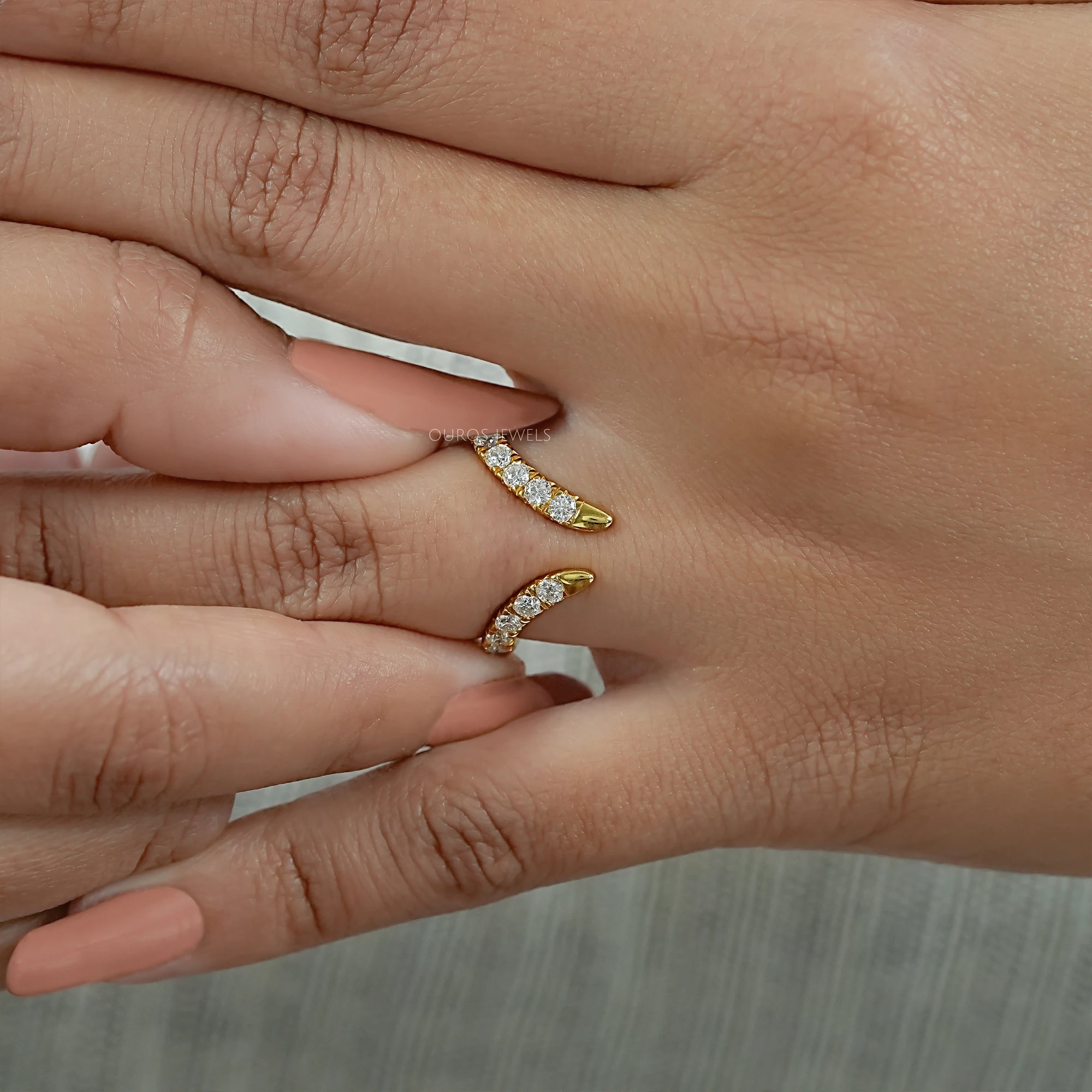 Alliance de mariage en forme de V avec diamants baguettes sertis en canaux