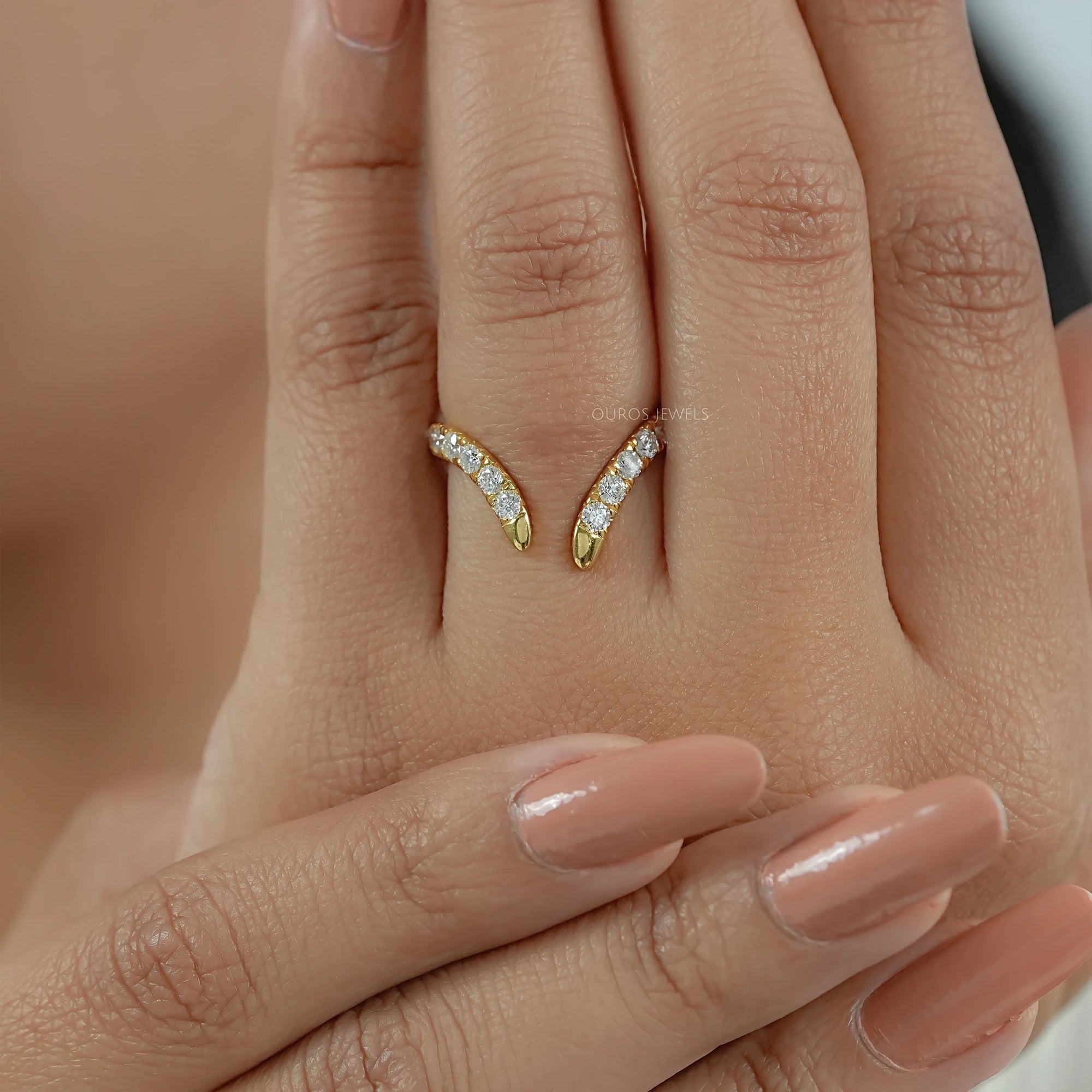 Alliance de mariage en forme de V avec diamants baguettes sertis en canaux