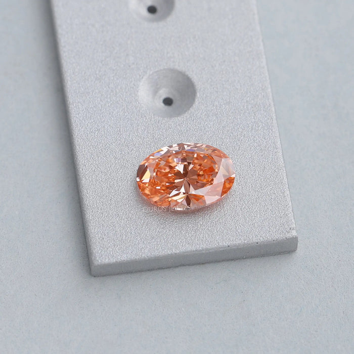 Diamant de laboratoire taille ovale rose vif de 0,82 carat