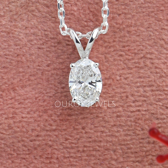 Collier avec diamant solitaire de laboratoire à taille ovale