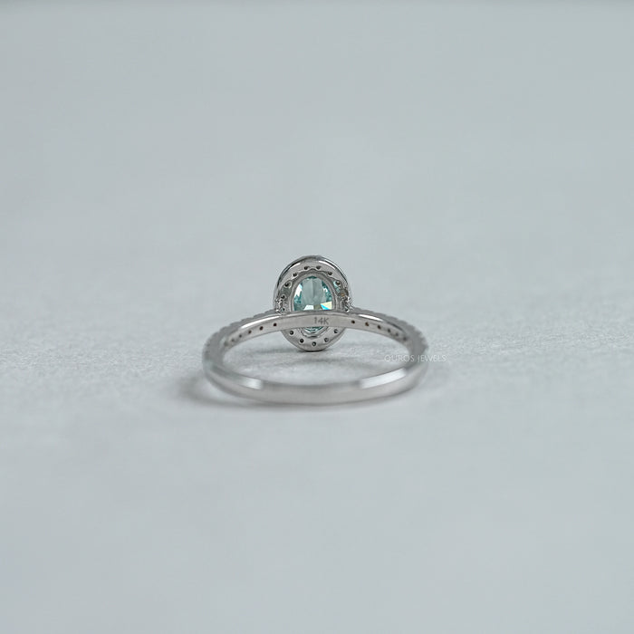 Bague fantaisie avec halo de diamants de laboratoire taille ovale vert vif