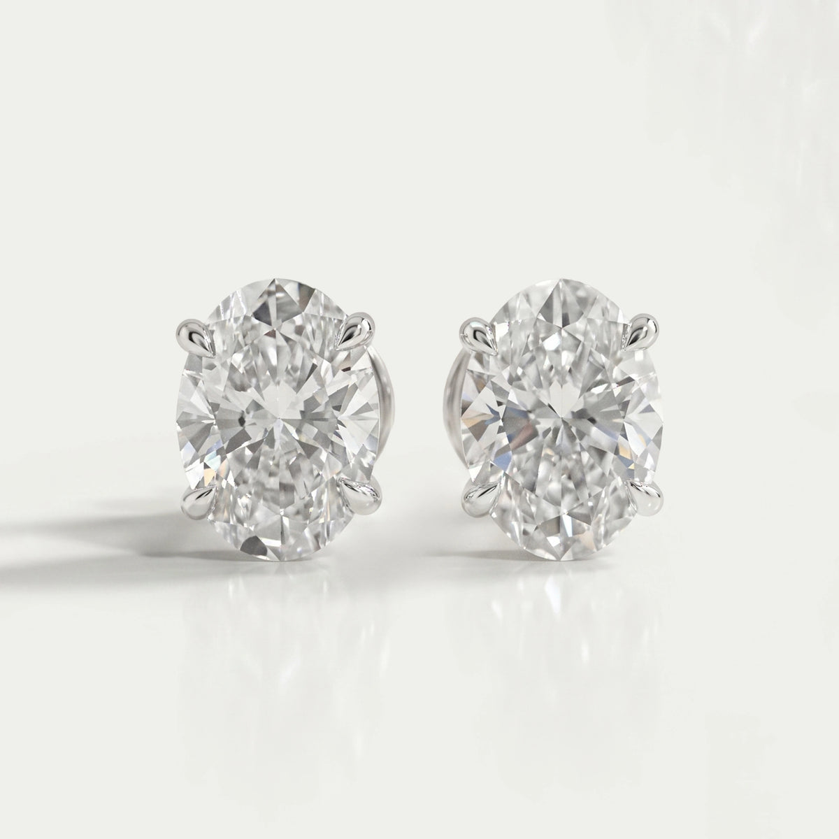 Boucles d'oreilles à tige en diamants de laboratoire à taille ovale