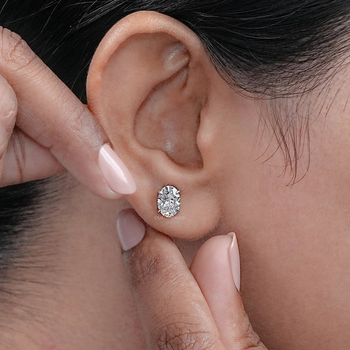 Boucles d'oreilles à tige en diamants de laboratoire à taille ovale