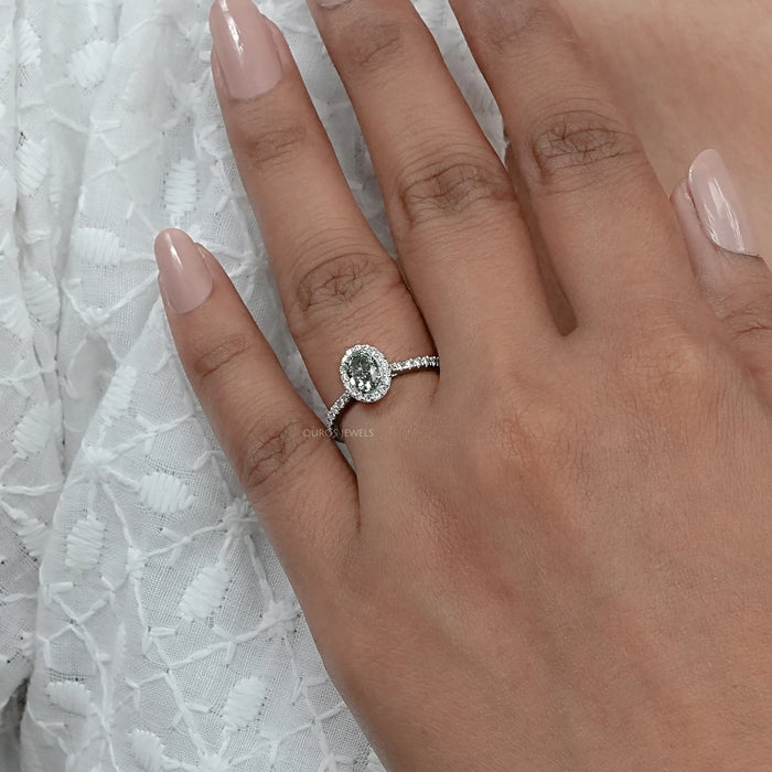 Bague fantaisie avec halo de diamants de laboratoire taille ovale vert vif