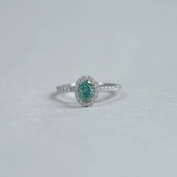 Bague fantaisie avec halo de diamants de laboratoire taille ovale vert vif