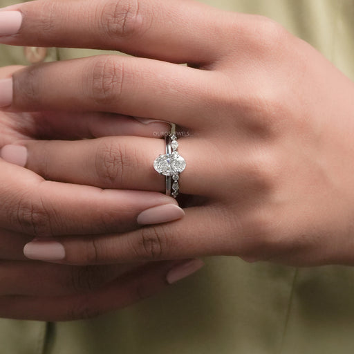 Bague et alliance avec diamant solitaire de laboratoire à taille ovale