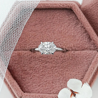 Bague solitaire de laboratoire taille poire sertie de lunette
