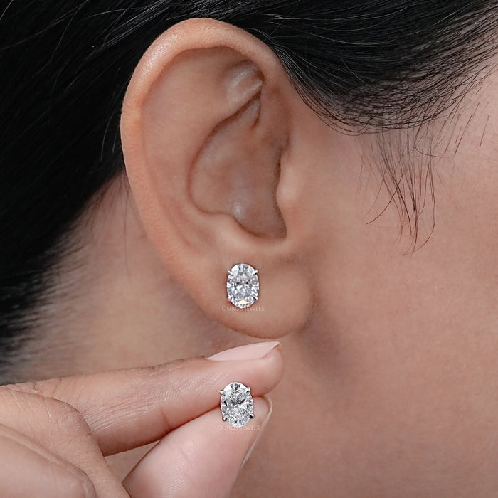 Boucles d'oreilles à tige en diamants de laboratoire à taille ovale