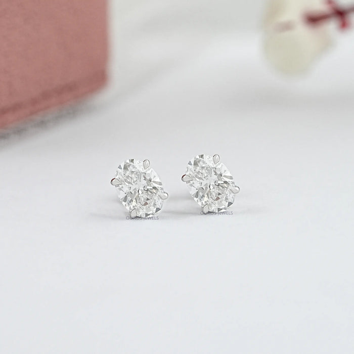 Boucles d'oreilles à tige en diamants de laboratoire à taille ovale