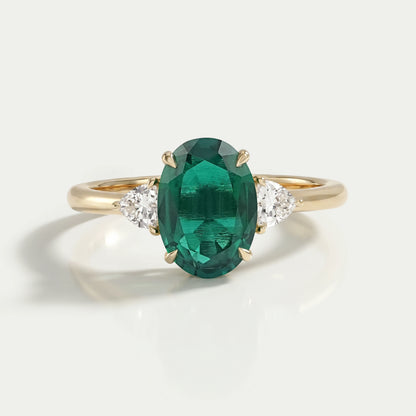 Bague à trois pierres avec pierre précieuse émeraude
