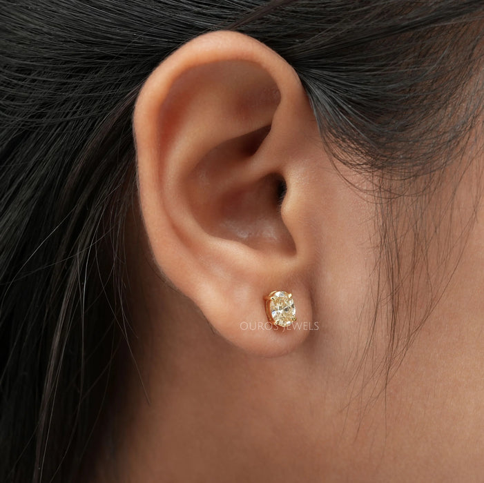 Boucles d'oreilles à tige en diamant ovale jaune