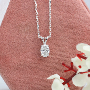 Collier avec diamant solitaire de laboratoire à taille ovale