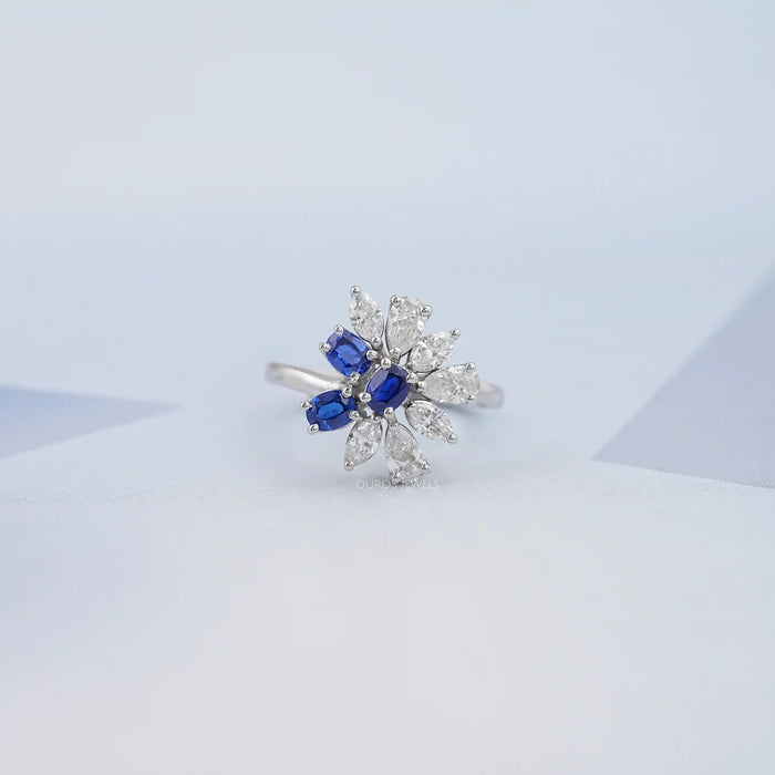 Bague en grappe de pierres précieuses à taille ovale en saphir bleu