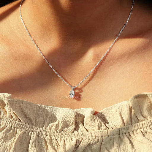 Collier avec diamant solitaire de laboratoire à taille ovale