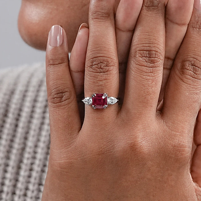 Bague à trois pierres avec rubis et diamants