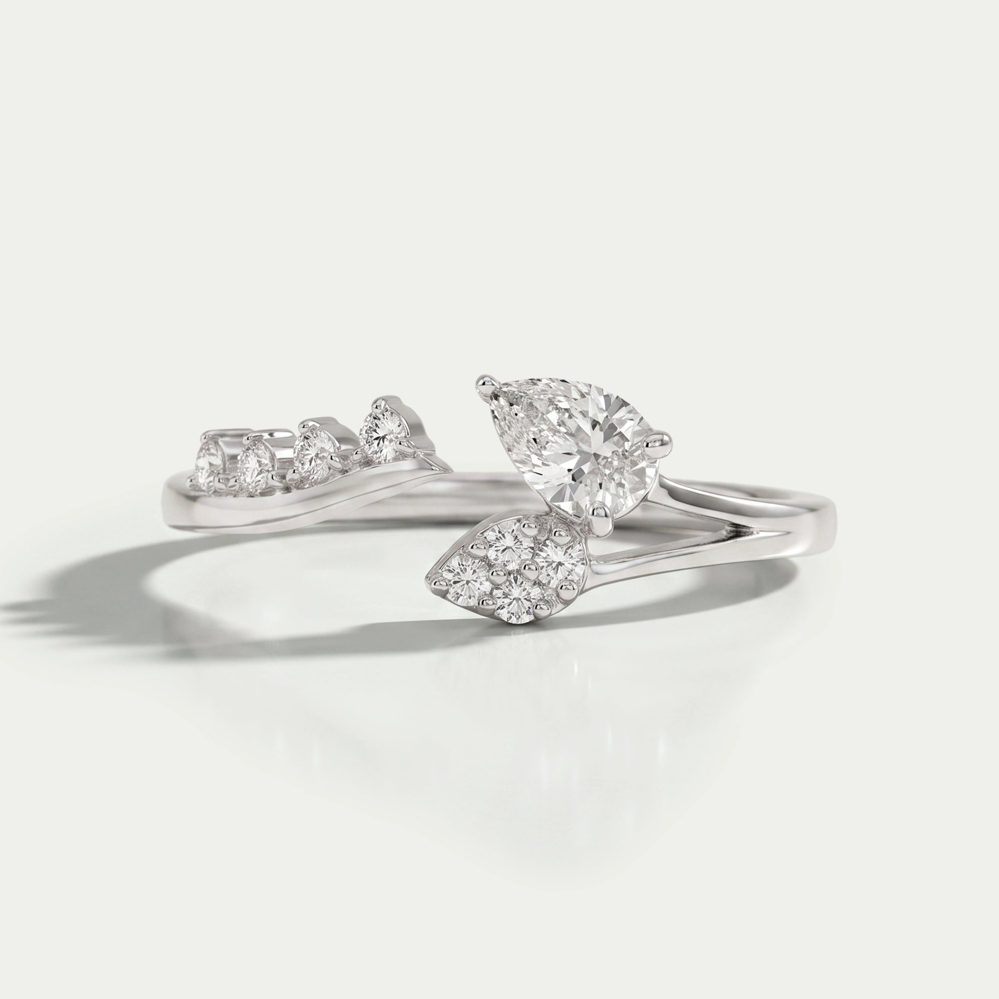 Alliance de mariage à manchette ouverte en forme de poire et de feuille de diamant