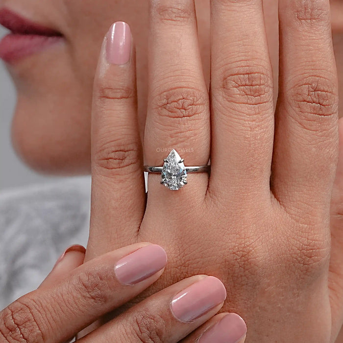 Bague de fiançailles avec solitaire en diamant taille poire