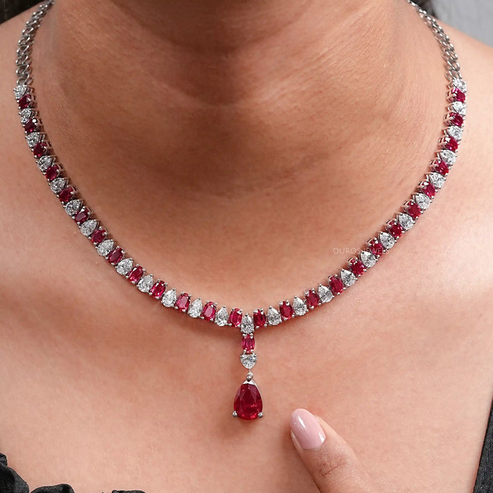 Collier avec pierres précieuses rubis et diamants de laboratoire