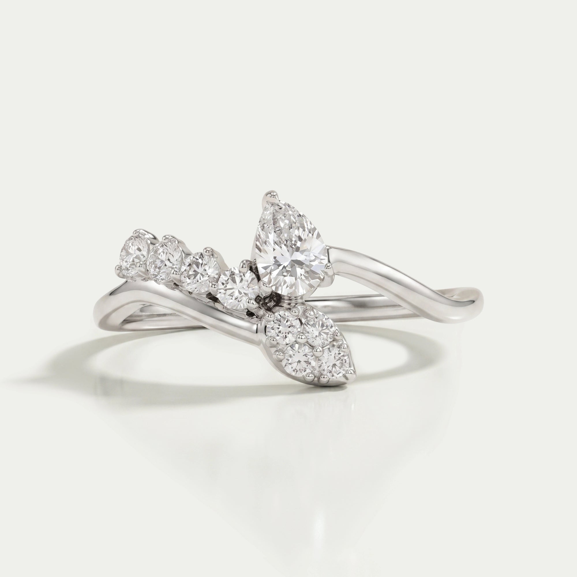 Bague anniversaire avec diamants en forme de poire