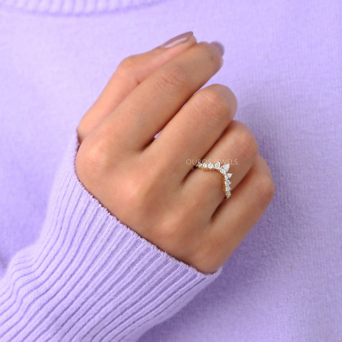 Bague incurvée en forme de poire et de diamant rond