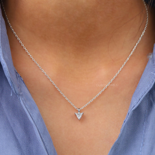 Pendentif solitaire en diamant de laboratoire à taille triangulaire