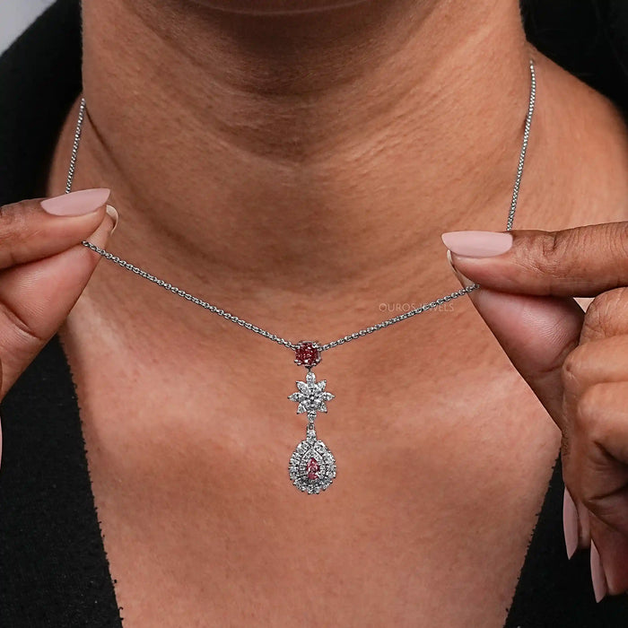 Collier avec pendentif en forme de poire et double halo de diamants
