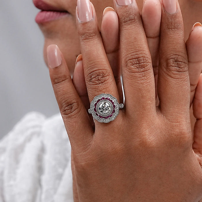 Bague en pierre précieuse en demi-lune à coupe ronde et halo rose de style européen ancien