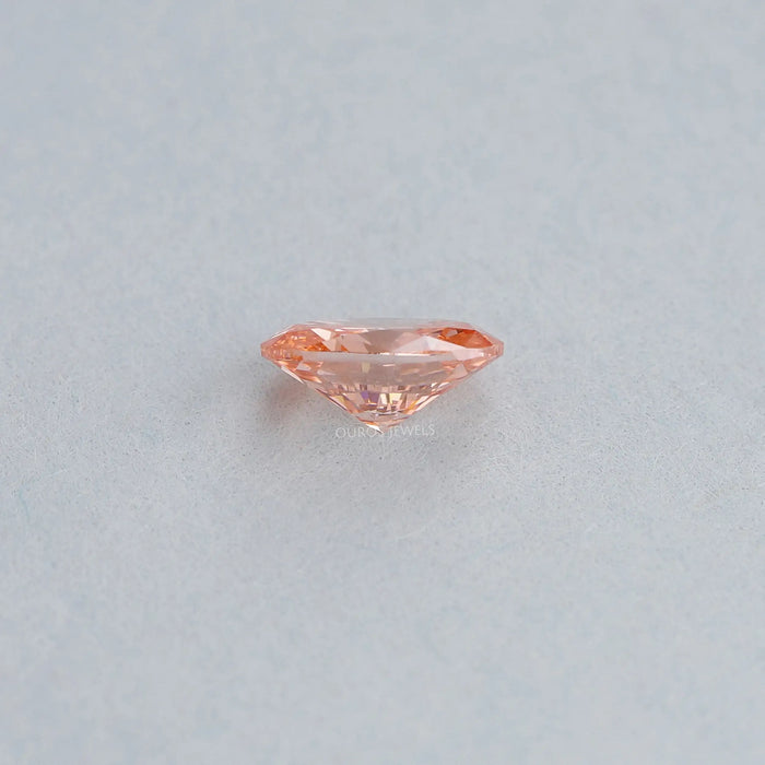 Diamant de laboratoire taille ovale rose vif de 0,82 carat