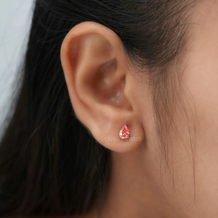 Boucles d'oreilles à tige avec solitaire en diamant de laboratoire taille poire rose
