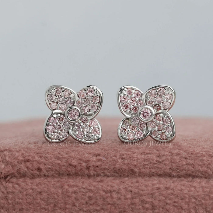 Boucles d'oreilles à tige en forme de fleur avec diamants de laboratoire roses à taille ronde