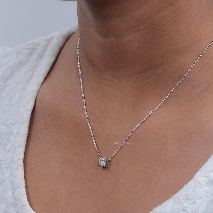 Pendentif solitaire en diamant de laboratoire taille princesse