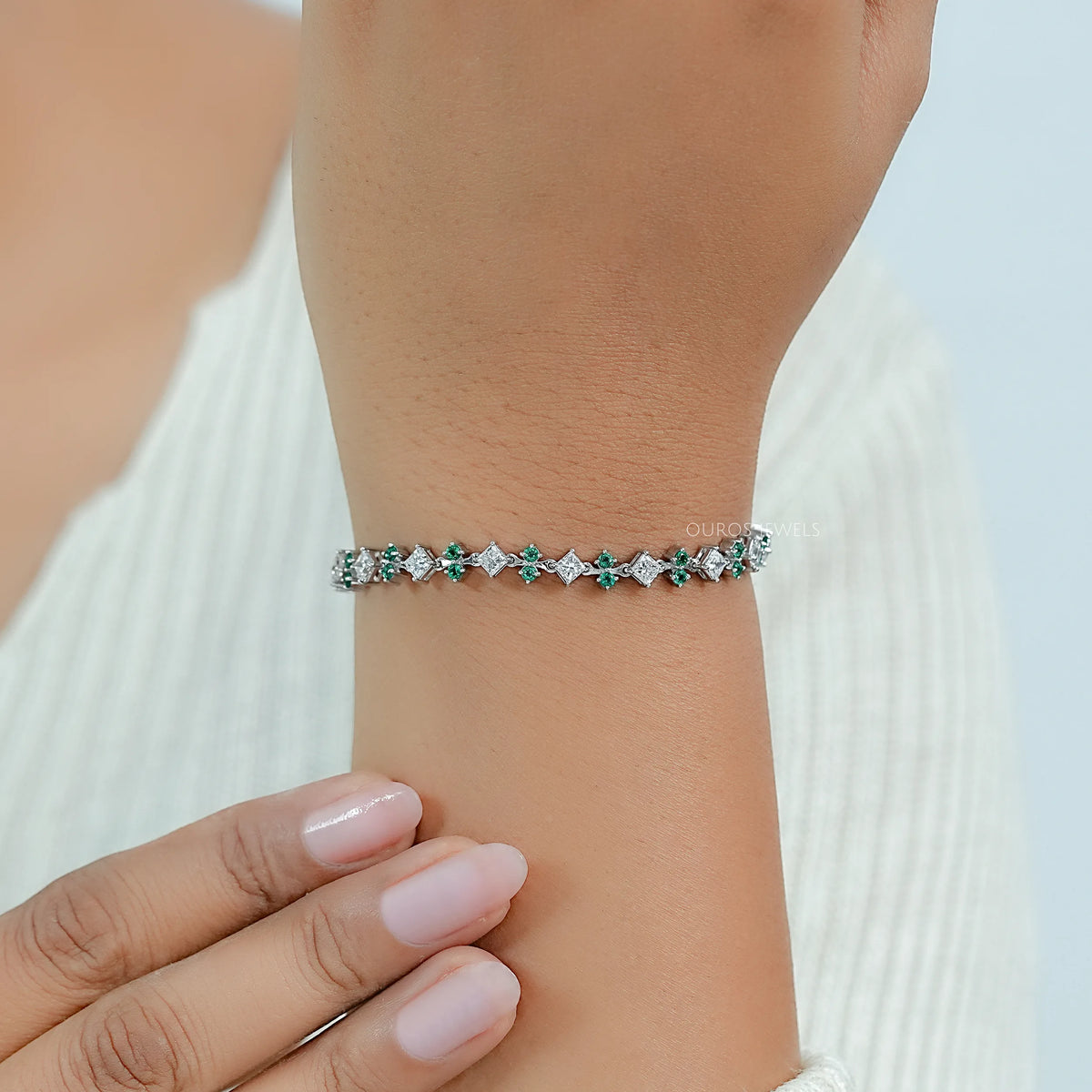 Bracelet à trois pierres rondes en saphir