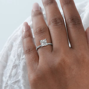 Bague de fiançailles avec diamant solitaire de laboratoire à taille princesse