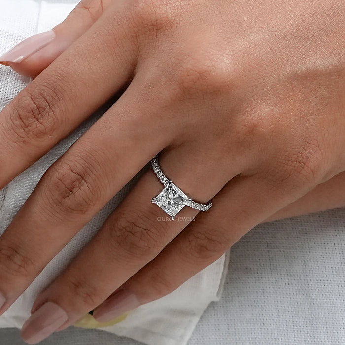 Bague de fiançailles avec diamant solitaire de laboratoire à taille princesse