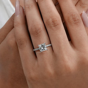 Bague de fiançailles avec diamant solitaire de laboratoire à taille princesse