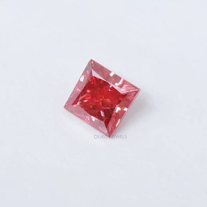 Diamant de laboratoire taille princesse rouge de 2,00 carats