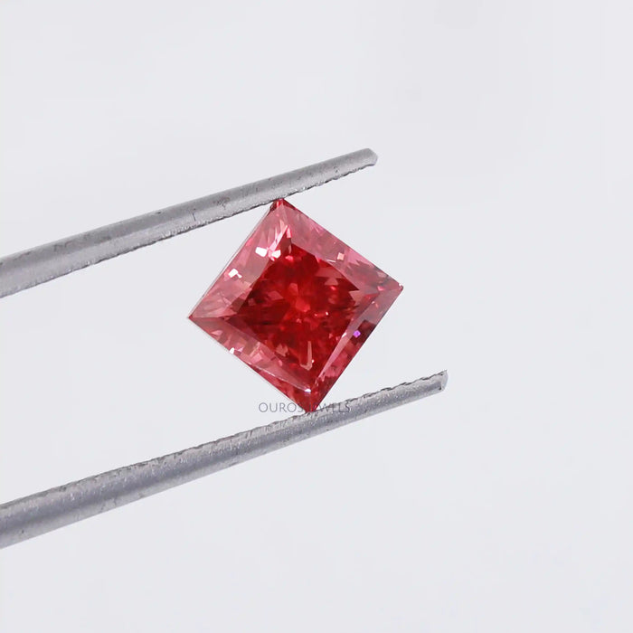 Diamant de laboratoire taille princesse rouge de 2,00 carats