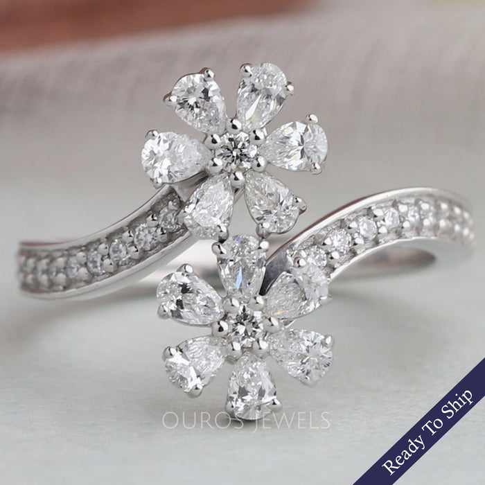 Bague de fiançailles style fleur coupée en poire Bypass